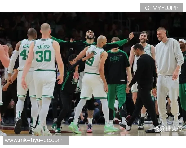 波尔津吉斯赛后与豪泽塔图姆怀特亲切交流回忆夺冠时光 波尔津吉斯赛后与豪泽塔图姆怀特亲切交流回忆夺冠时光